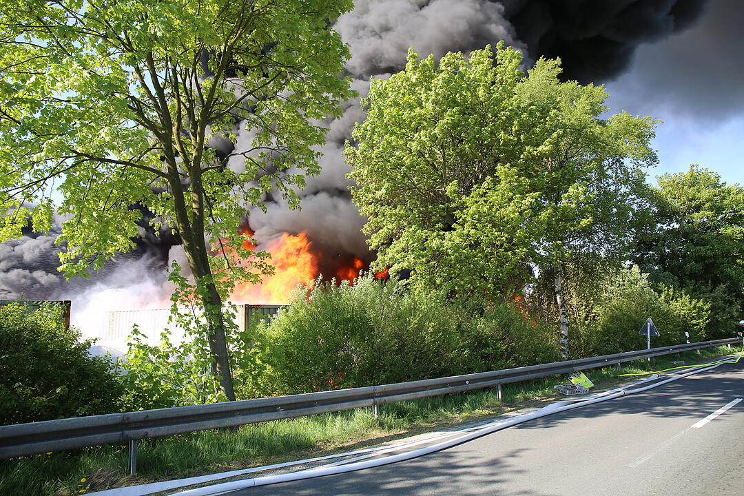 Firmengebäude in Oberfranken geht in Flammen auf