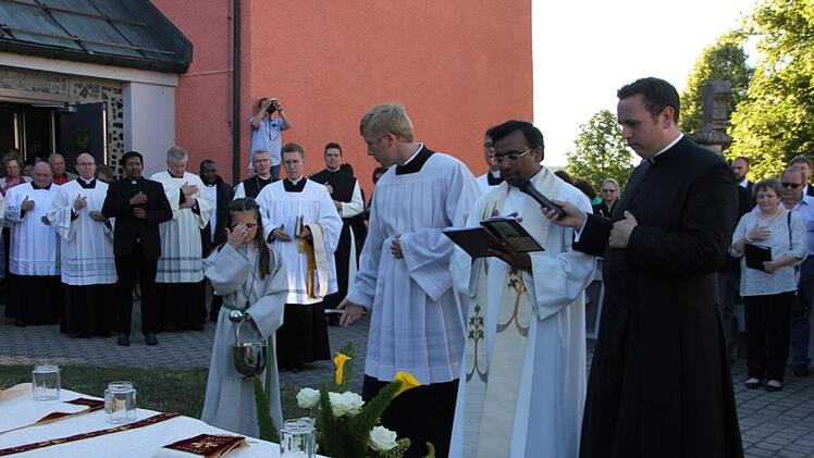 Tobias Fehn rechts mit Heimatpfarrer Cyriac  Chittukalam. Foto: Veronika Schadeck