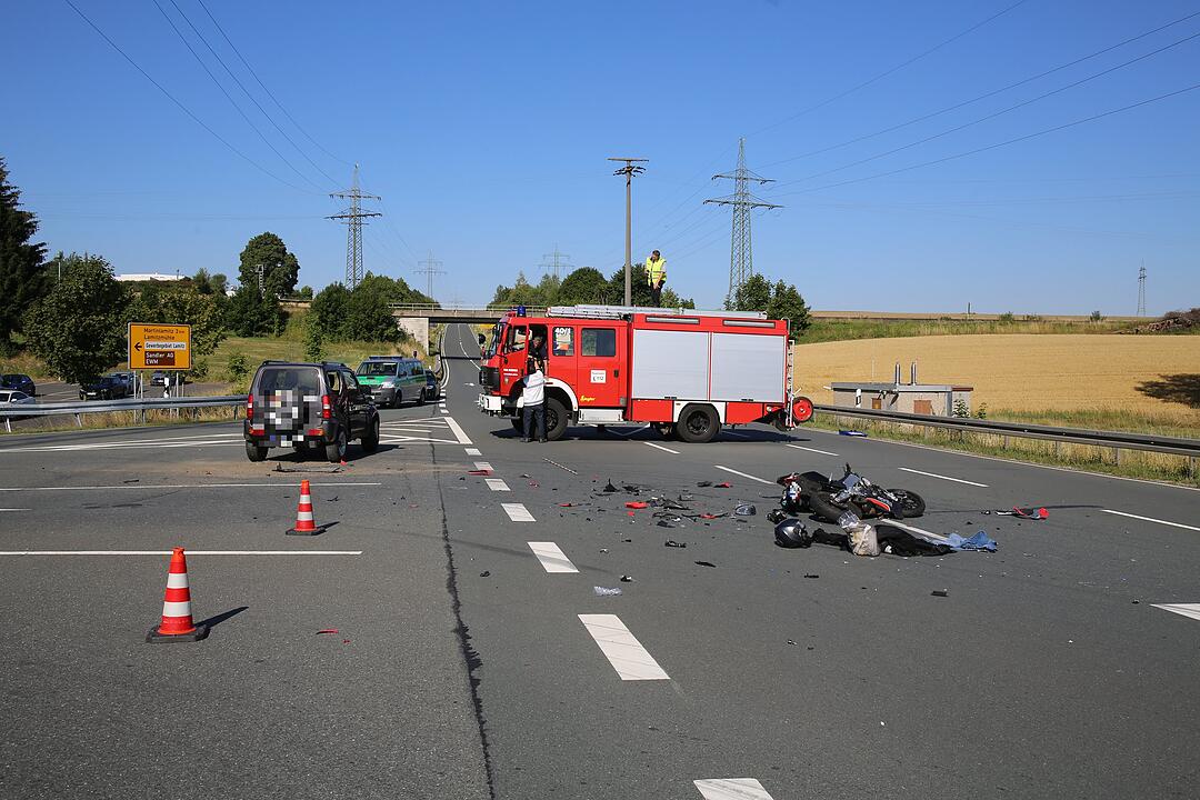 Schwarzenbach: Motorrad und Auto krachen auf B289 ineinander – junger Motorradfahrer verletzt