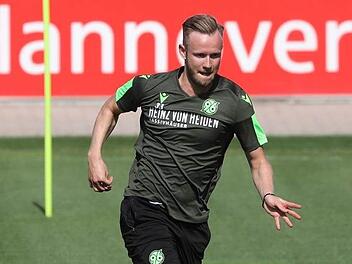 Cedric Teuchert stand schon in Trainingskleidung von Hannover 96 auf dem Platz. Der Wechsel des 22-jährigen Coburgers auf Leihbasis ist seit gestern perfekt.  Foto: Florian Petrow