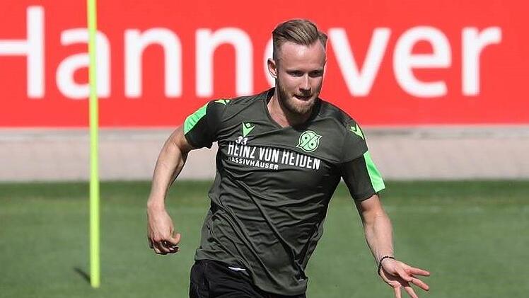 Cedric Teuchert stand schon in Trainingskleidung von Hannover 96 auf dem Platz. Der Wechsel des 22-jährigen Coburgers auf Leihbasis ist seit gestern perfekt.  Foto: Florian Petrow