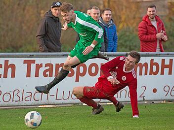 Friesens Angreifer Max Sch&uuml;lein (links) &uuml;berspringt an der Au&szlig;enlinie eine Gr&auml;tsche des Lichtenfelsers Daniel Schardt.  Fotos: Heinrich Wei&szlig;