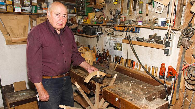 Über 50 Stunden handwerkliche Wagner-Kunst investierte Konrad Kestler in dieses schmucke Wasserrad, das in Zukunft - sofern diese heuer stattfinden - auf Märkten und Festen zu bestaunen ist.  Foto: Bertram Wagner