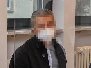 Der Angeklagte beim Prozessauftakt Foto: Ronald Rinklef