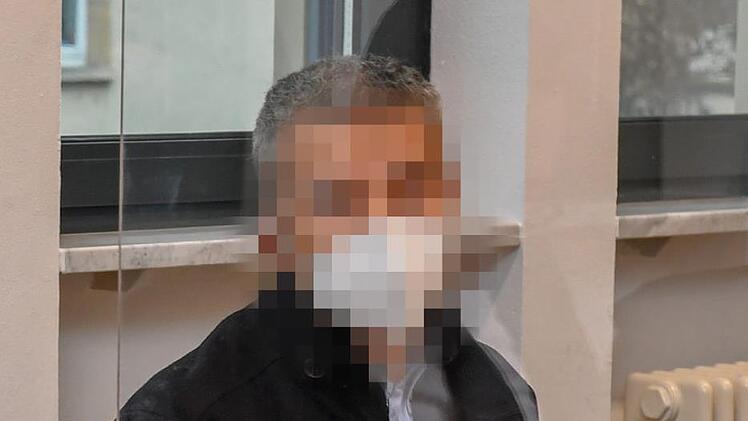 Der Angeklagte beim Prozessauftakt Foto: Ronald Rinklef