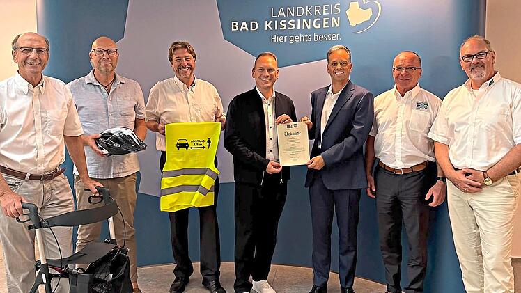 Landrat Mario G&ouml;tz (Mitte) mit den Vorstandsmitgliedern der Kreisverkehrswacht (von links): Edgar Kast, Hermann Wirsching, Matthias Kleren, Florian Arand, Joachim Hein und Jan Freese. Landkreis Bad Kissingen/Elisabeth Edelmann