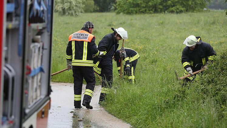 Bereits am Sonntag musste die Feuerwehr ausrücken. Hier in Schammelsdorf drohten Häuser vom aufgestauten Regenwasser überschwemmt zu werden. Foto: News5 / Herse