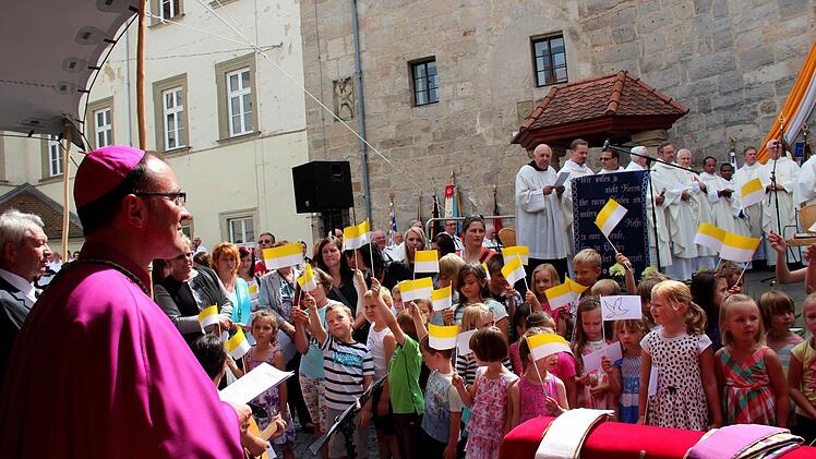 Kilian Kemmer wird von den Kindern musikalisch begrüßt. Foto: Johanna Blum