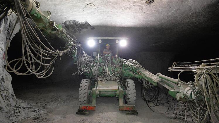 Mit zwei mächtigen Bohrarmen meißelt der Bohrwagen kleine Löcher ins Anhydritgestein. Foto: Ronald Rinklef