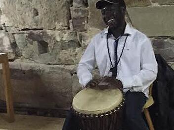 Die Hände von Meistertrommler Kassim Traore aus Mali flogen über seine Djembe. Foto: Veranstalter