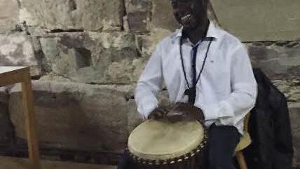 Die Hände von Meistertrommler Kassim Traore aus Mali flogen über seine Djembe. Foto: Veranstalter