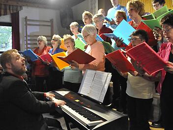 Aus der Gemeinde Overasselts in der Nähe von Nimwegen stammt der niederländische Chor "Engsele", der für eine gesangliche Einlage beim Konzert des Musikvereins Kothen sorgte. Foto: Peter Klopf