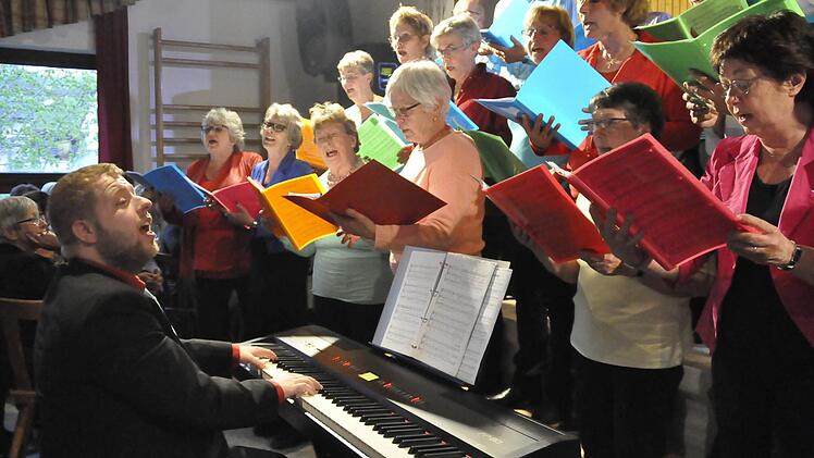 Aus der Gemeinde Overasselts in der Nähe von Nimwegen stammt der niederländische Chor "Engsele", der für eine gesangliche Einlage beim Konzert des Musikvereins Kothen sorgte. Foto: Peter Klopf