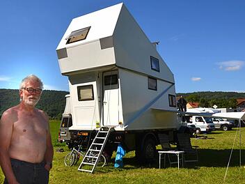 Gar nicht neidisch auf die großen, allradgetriebenen "WoMos" ist Gustav-Adolf Junge. Er reist seit Jahrzehnten lieber mit dem eigenen Daumen. So hat der heute 64-Jährige schon damals, mit 39 Jahren, alle Länder dieser Erde bereist und einen Eintrag ins Guinnessbuch erhalten.
