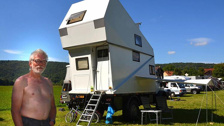 Gar nicht neidisch auf die großen, allradgetriebenen "WoMos" ist Gustav-Adolf Junge. Er reist seit Jahrzehnten lieber mit dem eigenen Daumen. So hat der heute 64-Jährige schon damals, mit 39 Jahren, alle Länder dieser Erde bereist und einen Eintrag ins Guinnessbuch erhalten.