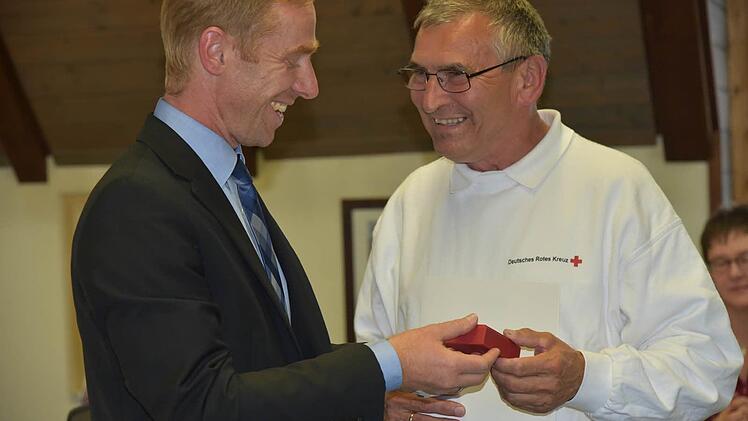 Bürgermeister Bernd Höfer gratulierte Siegfried Löhnert zu 40 Jahre Mitgliedschaft im Bayerischen Roten Kreuz in der Bereitschaft Bad Rodach und überreichte das Ehrenkreuz des bayerischen Innenministers. Foto: Gabi Arnold
