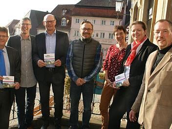 Zum Stadtjubiläum "1000 Jahre Zeil" hat der Gewerbeverbund Z-up jetzt den "Zeiler" als Zehn-Euro-Münze herausgebracht. Unser Bild zeigt bei der Präsentation (von links) Martin Ullrich von der Raiffeisen-Volksbank, Z-up Vorsitzenden Michael Minnich, Bürgermeister Thomas Stadelmann, Designer Bernd Gehrig, Z-Up-Kassiererin Monika Schraut, Ursula Vogt von der Sparkasse und Roger Nüßlein, den Zweiten Vorsitzenden von Z-up.