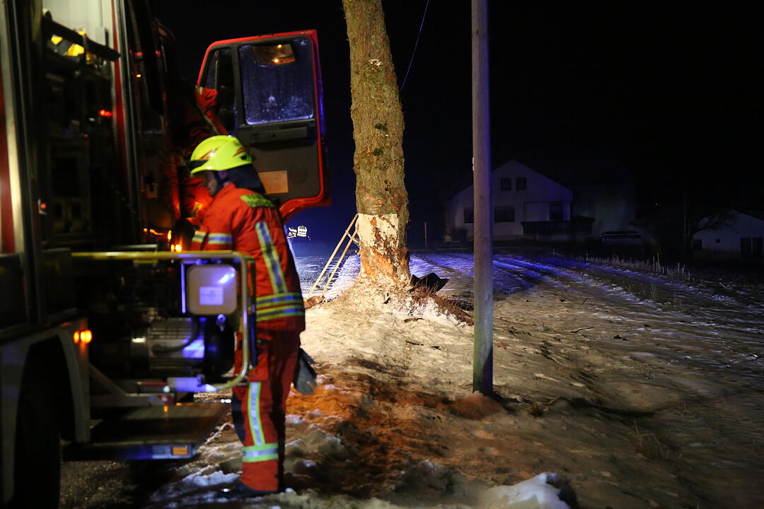 Autofahrerin bei Ahornberg fährt frontal gegen Baum