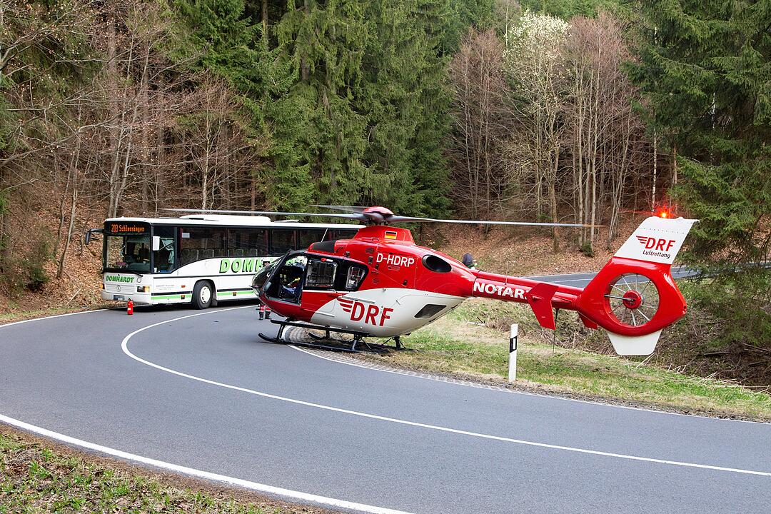 Motorrad kollidiert mit Linienbus: Coburger stirbt bei Unfall in Thüringen