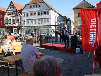 Bodo Ramelow, Ministerpräsident von Thüringen, spricht auf dem Marktplatz in Bad Neustadt. Foto: Ulrike Müller