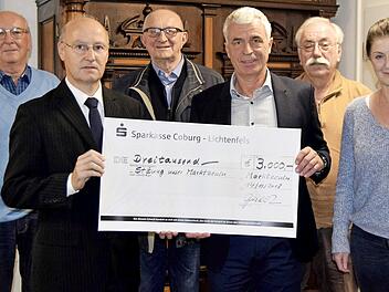 Bei der Überreichung des Schecks (von links): Josef Stark, Stephan Franke, Wolfgang Scherbel, Gregor Friedlein-Zech, Hans-Georg Rebhan und Karin Pfadenhauer Foto: Andreas Welz