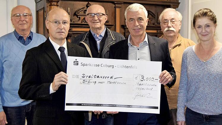 Bei der Überreichung des Schecks (von links): Josef Stark, Stephan Franke, Wolfgang Scherbel, Gregor Friedlein-Zech, Hans-Georg Rebhan und Karin Pfadenhauer Foto: Andreas Welz