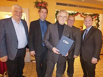 Bei der Ehrung (v. l.): Willi Müller, Hermann Ulm, Peter Helldörfer, Hans Heckel und Michael Hofmann Foto: tw
