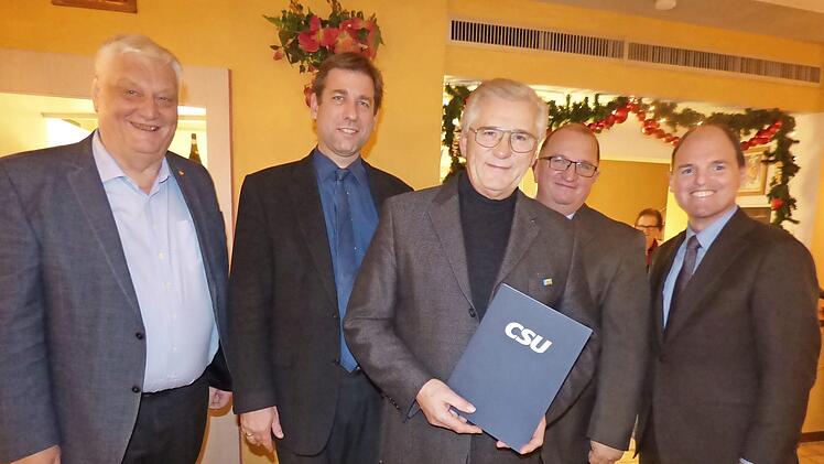 Bei der Ehrung (v. l.): Willi Müller, Hermann Ulm, Peter Helldörfer, Hans Heckel und Michael Hofmann Foto: tw