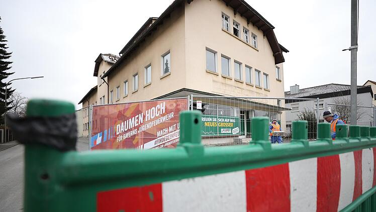 Wegen der Abbrucharbeiten ist die Siechenangerstraße zwischen der Kulmbacher Straße und "zum Langen Steig" bis voraussichtlich den 15. Februar für den Fahrzeugverkehr komplett gesperrt. Foto: Marian Hamacher