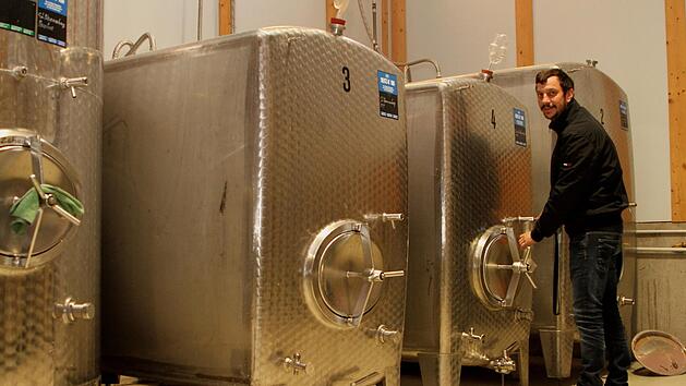 Winzer Christian Zehendner aus Gleisenau vor seinen Weintanks, aus denen demnächst die Flaschen mit dem Wein des  ansprechenden Jahrgangs 2019 abgefüllt werden.  Günther Geiling