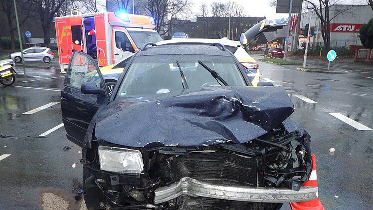Hagen: Verkehrsunfall - gefälschter Führerschein geht auf Facebook viral
