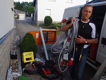 Josef Schönmüller packt Kabel und Zubehör aus, um das diesjährige Dorffest mit Strom zu versorgen. 666 Meter Kabel muss er dafür verlegen.   Foto: Heike Schülein