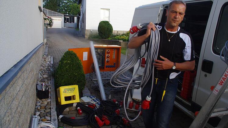 Josef Schönmüller packt Kabel und Zubehör aus, um das diesjährige Dorffest mit Strom zu versorgen. 666 Meter Kabel muss er dafür verlegen.   Foto: Heike Schülein