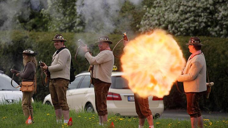 Nur dank der schnellen Bilderfolge der Motorkamera war es möglich, den Sekundenbruchteil bei der Explosion der Ladung im Bild festzuhalten.