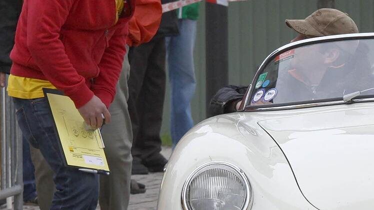 Thomas Eigenbrod und Karl-Heinz Hertel vom örtlichen MSC bei der Streckenkontrolle