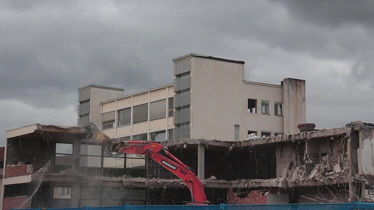 Vom ehemaligen Kaufhaus steht nur noch ein Rest. Auch die "Getränkerampe" dahinter muss weichen.