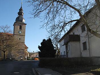 In unmittelbarer nachbarschaft zur Mangersreuther Kirche wird das neue Gemeindehaus entstehen. Die Doppelhaushälfte am Magister-Goldner-Platz 8(rechts im Bild) wird dafür abgerissen. Foto: Alexander Hartmann