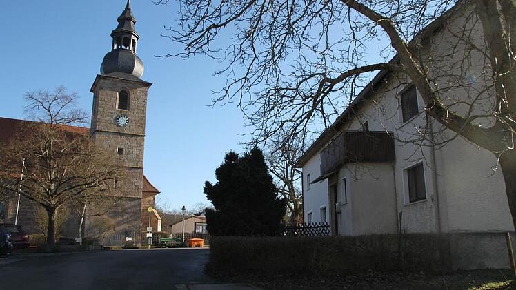 In unmittelbarer nachbarschaft zur Mangersreuther Kirche wird das neue Gemeindehaus entstehen. Die Doppelhaushälfte am Magister-Goldner-Platz 8(rechts im Bild) wird dafür abgerissen. Foto: Alexander Hartmann