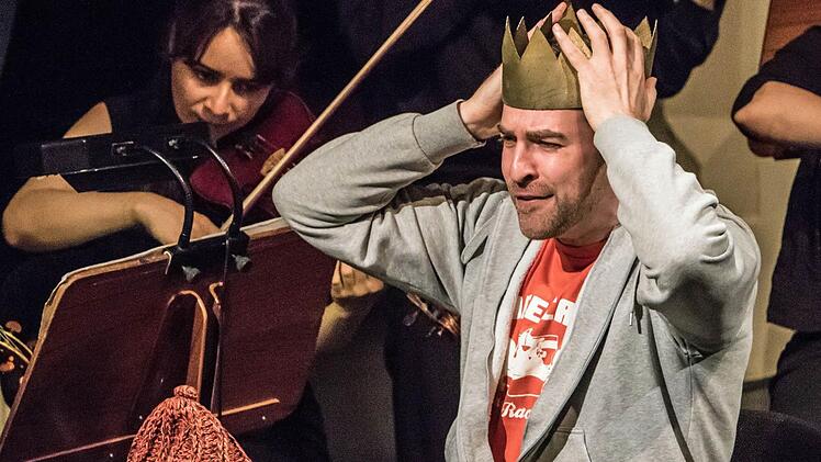 "Babar der Elefant" erklang im Landestheater Coburg. Erzähler war Frederik Leberle.Foto: Jochen Berger