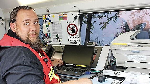 Seit Samstag beim Digitalfunk auf dem neuesten Stand: Die Beh&ouml;rden und Organisationen in ihren Einsatzfahrzeugen im Bereich des Rettungszweckverbandes Coburg; im Bild Alexander M&uuml;ller von der Unterst&uuml;tzungsgruppe der &Ouml;rtlichen Einsatzleitung.  Fotos: Henning Schuster