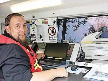 Seit Samstag beim Digitalfunk auf dem neuesten Stand: Die Behörden und Organisationen in ihren Einsatzfahrzeugen im Bereich des Rettungszweckverbandes Coburg; im Bild Alexander Müller von der Unterstützungsgruppe der Örtlichen Einsatzleitung.  Fotos: Henning Schuster