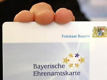 Seit 2012 gibt es die Ehrenamtskarte in Bayern. Jetzt will sie auch der Landkreis Bad Kissingen einführen. Foto: Leonie Flößel/Archiv
