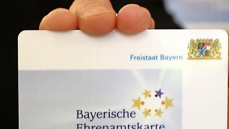 Seit 2012 gibt es die Ehrenamtskarte in Bayern. Jetzt will sie auch der Landkreis Bad Kissingen einführen. Foto: Leonie Flößel/Archiv