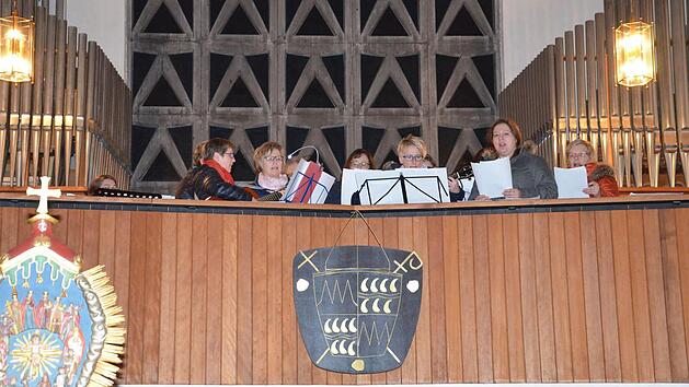 Der Chor sang von der Empore. Fotos: Jasmin Kuhn