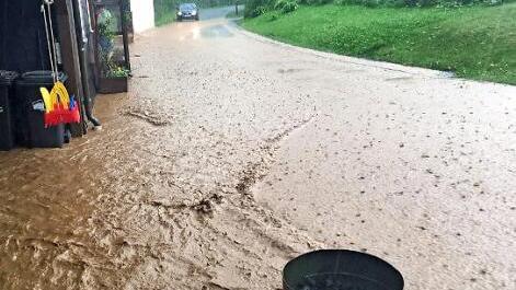 In Lauenhain standen nach den heftigen Regengüssen Freitagabend ganze Straßenteile unter Wasser.