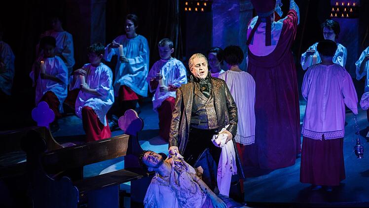 Die Neuinszenierung von Puccinis Oper "Tosca" eröffnete den Premieren-Reigen am Landestheater Coburg.Foto: Sebastian Buff