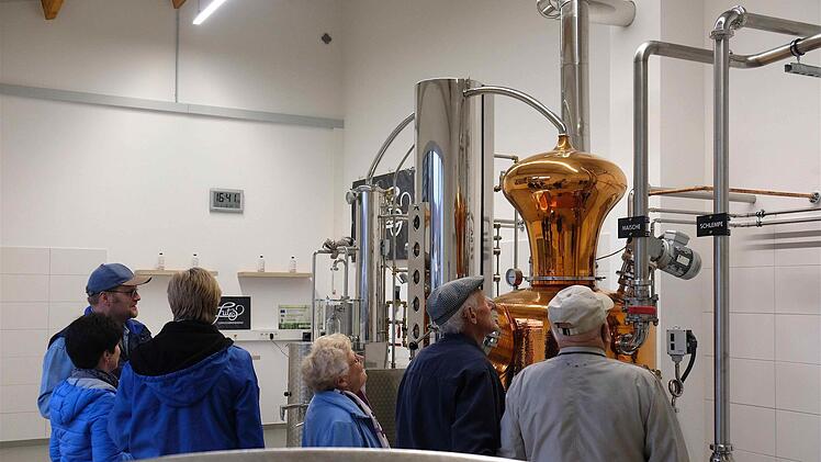 Gespannt sind die Gäste  auf die neue Betriebsanlage der Genussbrennerei Lutz in Windheim.Foto: Gerd Schaar