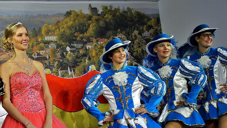 Die Burg, Prinzessin Tabea I. und blaue Husaren. Foto: Werner Vogel