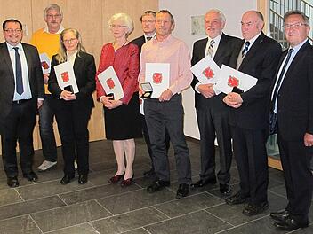 Gruppenbild mit den Geehrten und den beiden B&uuml;rgermeistern (au&szlig;en) Foto: p