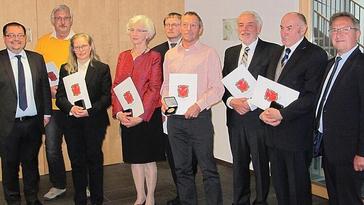 Gruppenbild mit den Geehrten und den beiden B&uuml;rgermeistern (au&szlig;en) Foto: p